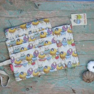 Emma Ball Estuche para agujas fijas Sheep in sweaters open
