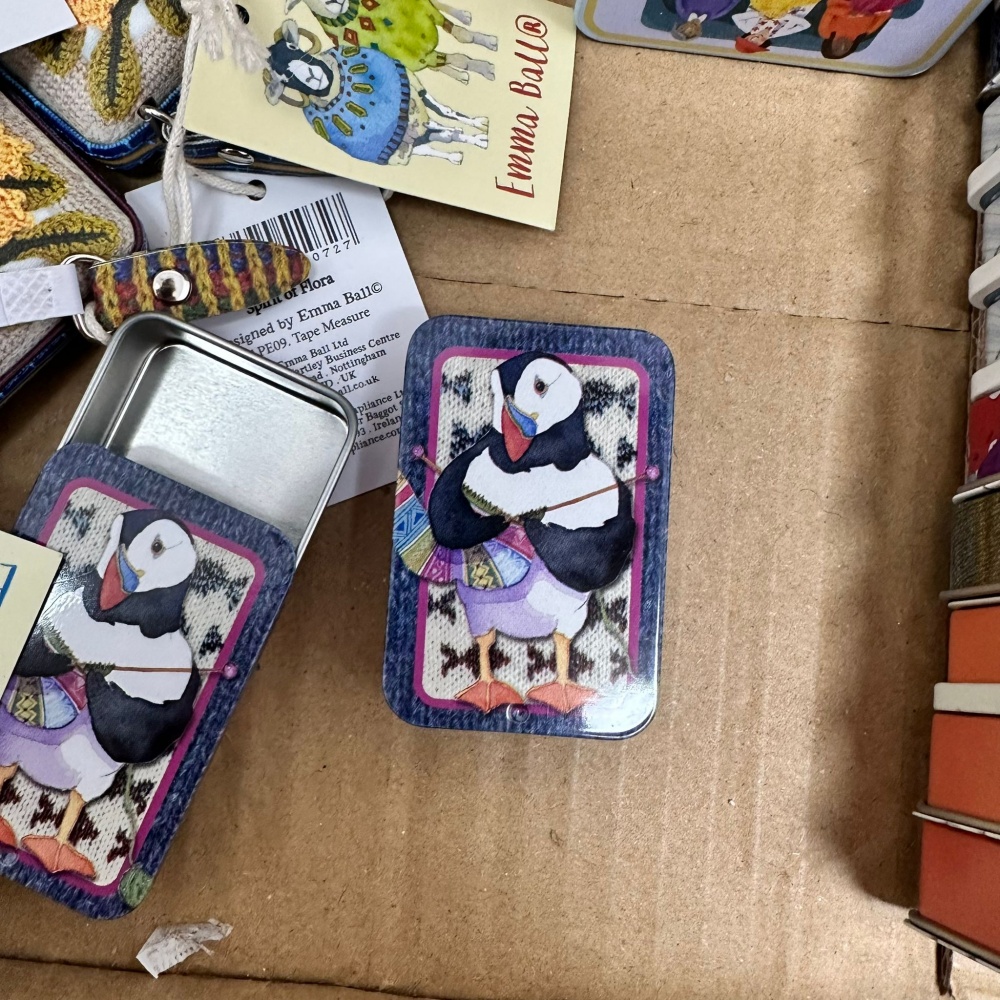 Emma Ball caja metálica pequeña Knitting puffin T296
